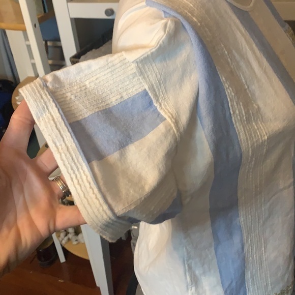 Chico’s Blue & White‎ Top w/Gold Detail Size 1 - Picture 4 of 9